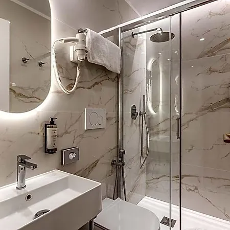 Lumi Hotel *